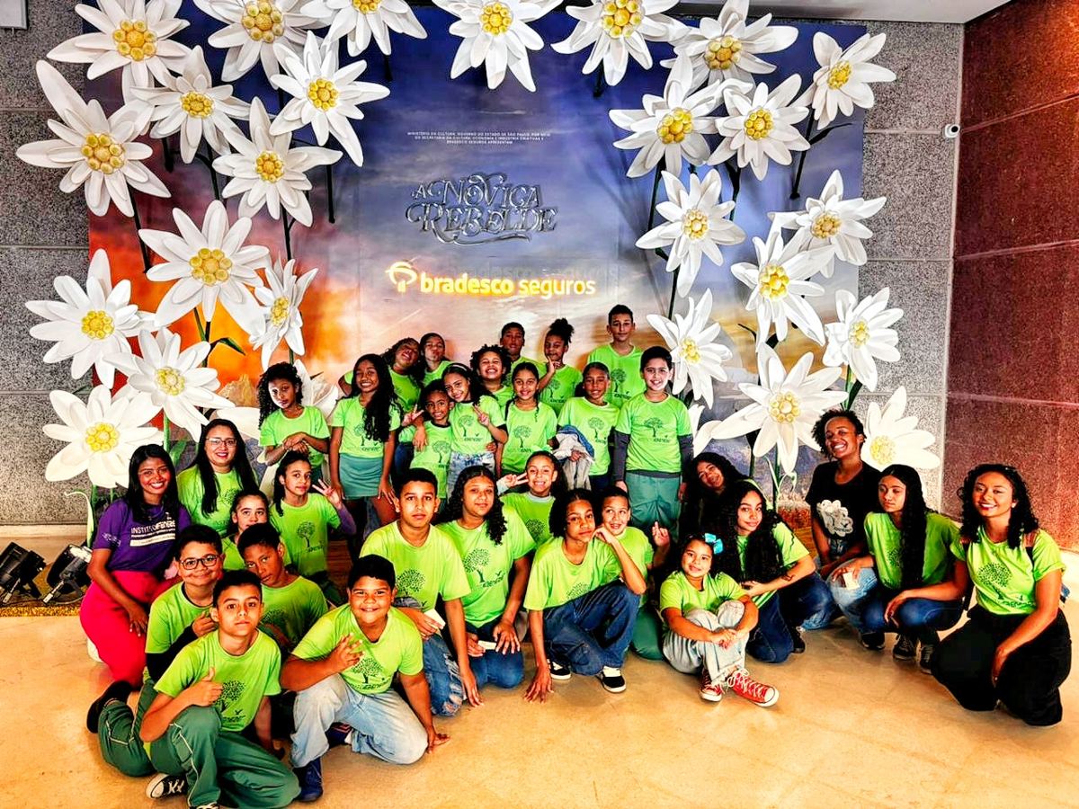 Crianças e equipe do Instituto Ebenézer com a camiseta verde do Instituto